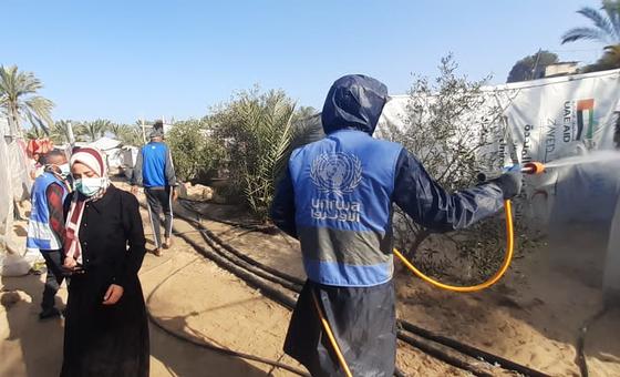 Un trabajador de UNRWA limpia refugios en Gaza.